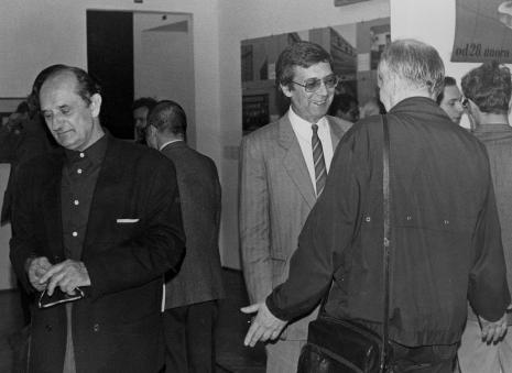Od lewej Stefan Krygier, dr Jan Sekera (Galerie hlavní mĕsta Prahy), x, Andrzej Paruzel w rozmowie z Mikołajem Smoczyńskim (tyłem)